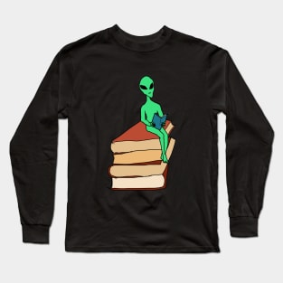 Alien reading Long Sleeve T-Shirt